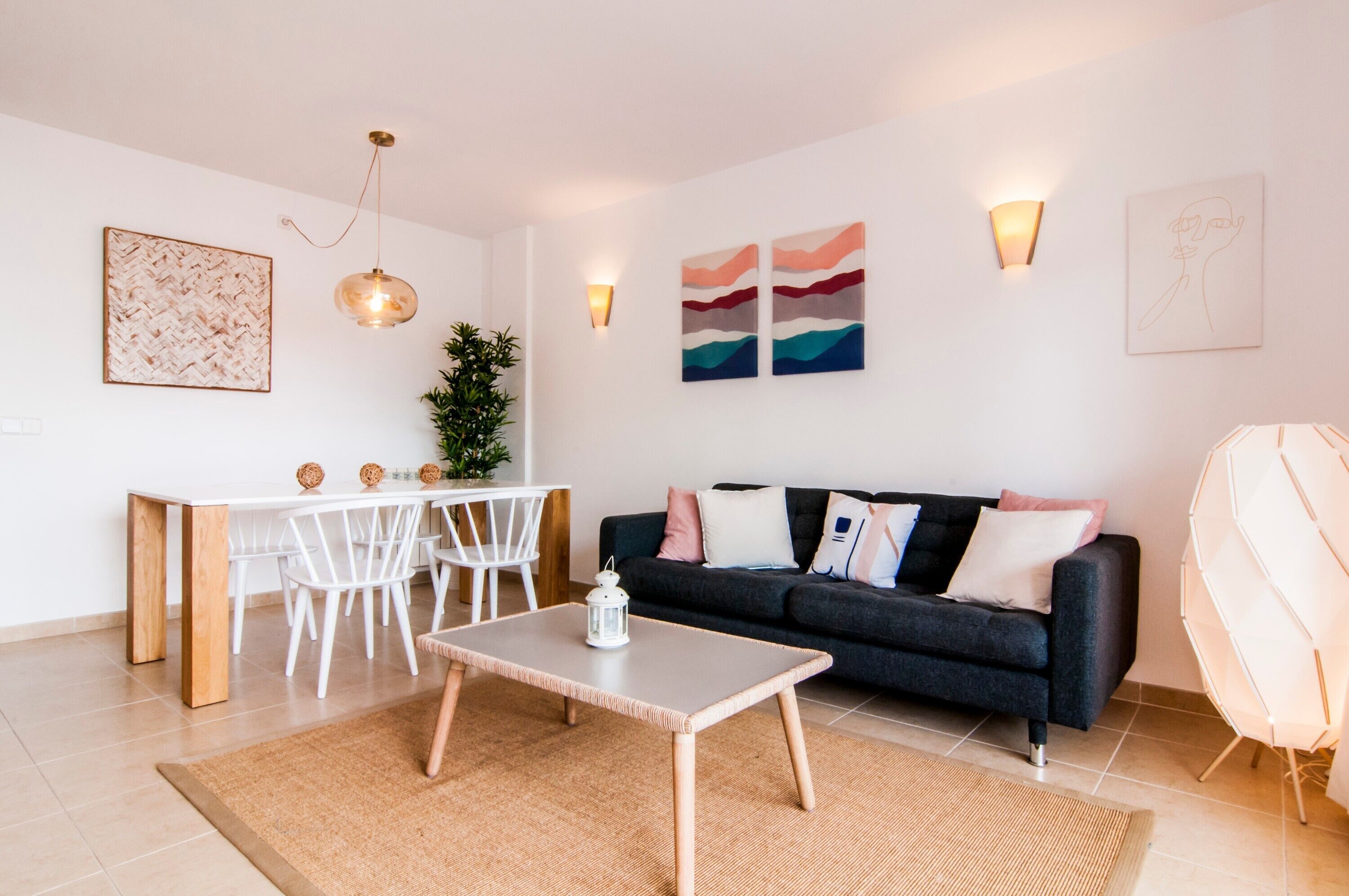 Un salon moderne comprenant un coin repas, un canapé et une table basse.