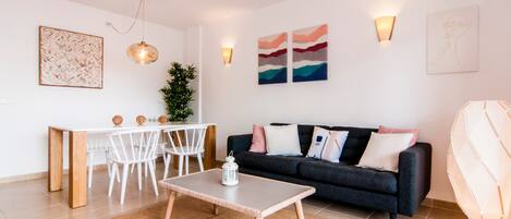 Un salon moderne comprenant un coin repas, un canapé et une table basse.