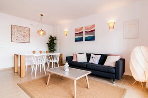 Een televisie, een dvd-speler en een stereo