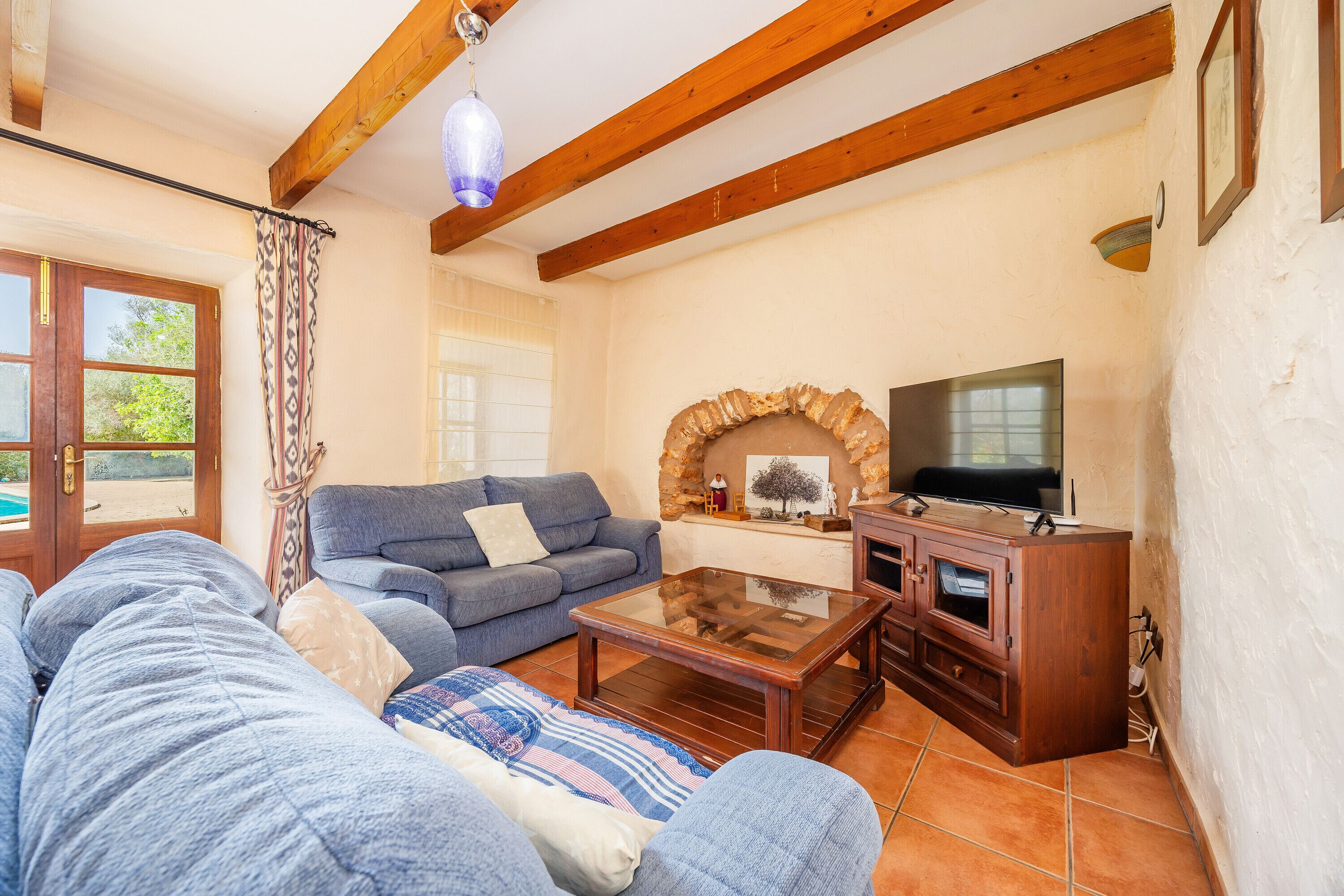 TV, caminetto, lettore DVD, impianto stereo