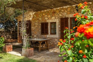 Outdoor dining - Country Home "Mirabo Ramonet" with Mountain View, Wi-Fi, Pool, Garden & Terrace (Cas Concos)