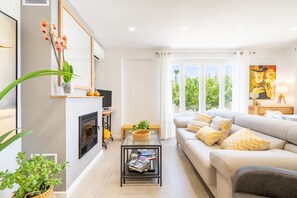 TV, fireplace, stereo