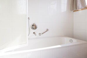 Badewanne, Haartrockner, Handtücher