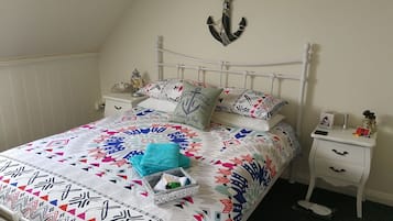1 habitación, tabla de planchar con plancha y ropa de cama