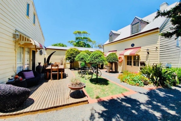 Gowrie Guest House - Private Entrance & Entertainment Courtyard
