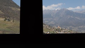 Un paisaje montañoso con un pueblo y una iglesia destacada.