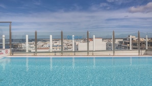 A clear blue swimming pool with a view of a cityscape and a clear sky. - Maritime Holiday Home Casa Yerida with Pool and Wi-Fi (Cotillo)