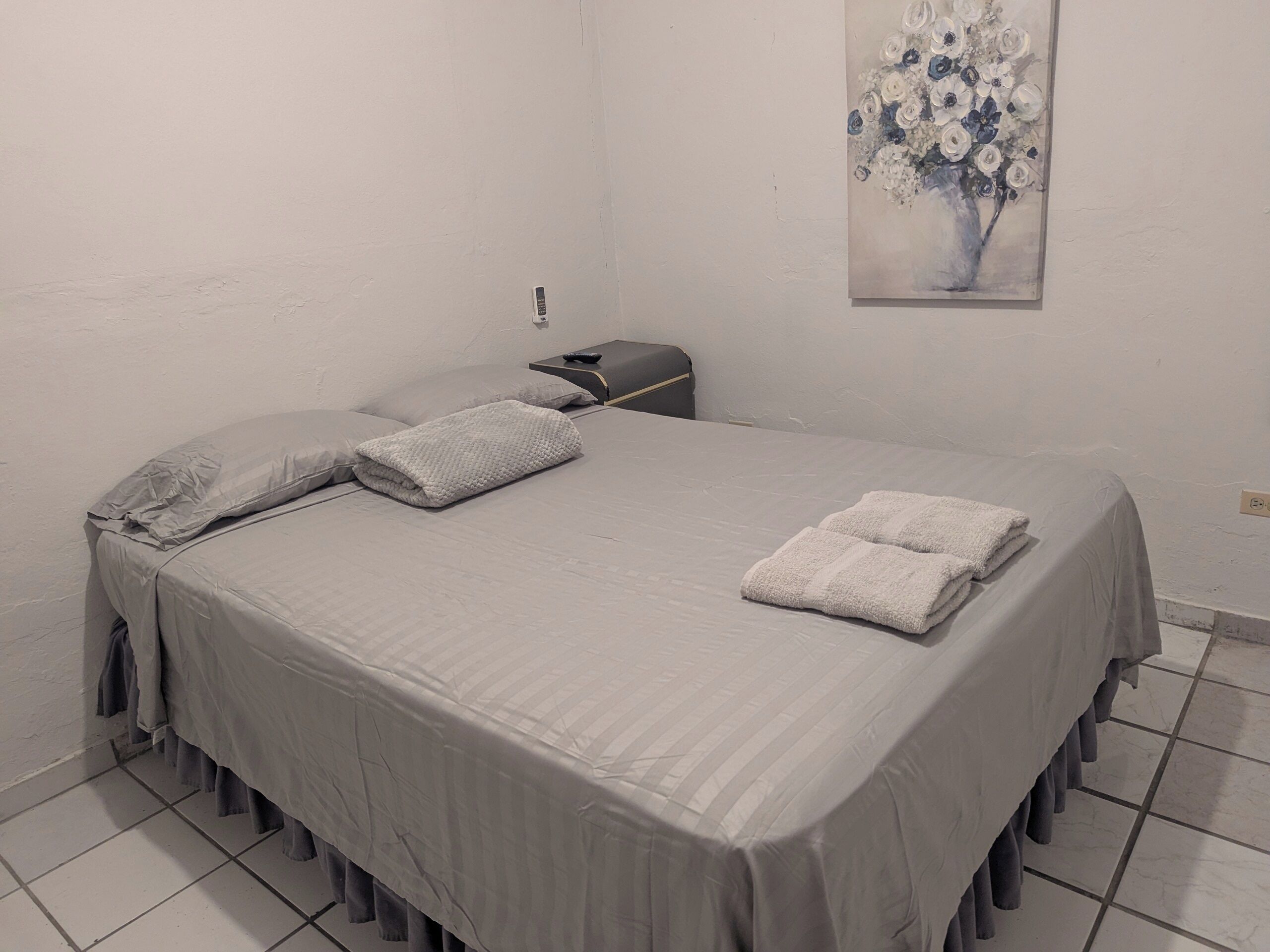 1 habitación, tabla de planchar con plancha, wifi gratis y ropa de cama 