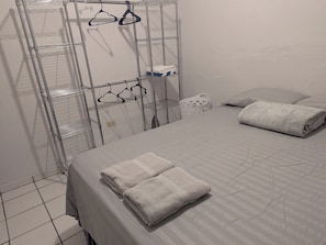 1 habitación, tabla de planchar con plancha, wifi gratis y ropa de cama