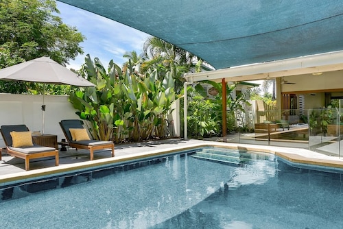 Luxurious Family Villa with Private Pool, Nestled in Cairns' Tropical Paradise