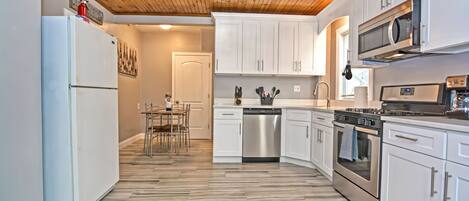 雪櫃、微波爐、焗爐、爐具