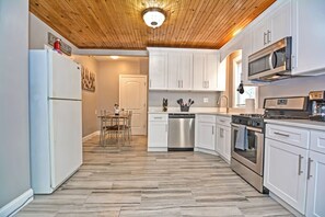 Jääkaappi, mikroaaltouuni, uuni, liesi