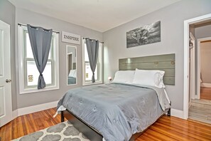 3 bedrooms, iron/ironing board, WiFi, bed sheets - 10 Min To Boston Casino 15 Min To The Garden & Downtown 20 Min Frm Logan Airport (Everett)