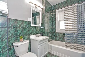 Bathtub, hair dryer, towels, soap - 10 Min To Boston Casino 15 Min To The Garden & Downtown 20 Min Frm Logan Airport (Everett)