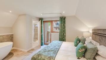 Cabin, Multiple Beds | 3 bedrooms, free WiFi, bed sheets