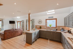 Cabaña, varias camas | Cocina privada | Refrigerador, microondas, horno y parrilla de estufa 