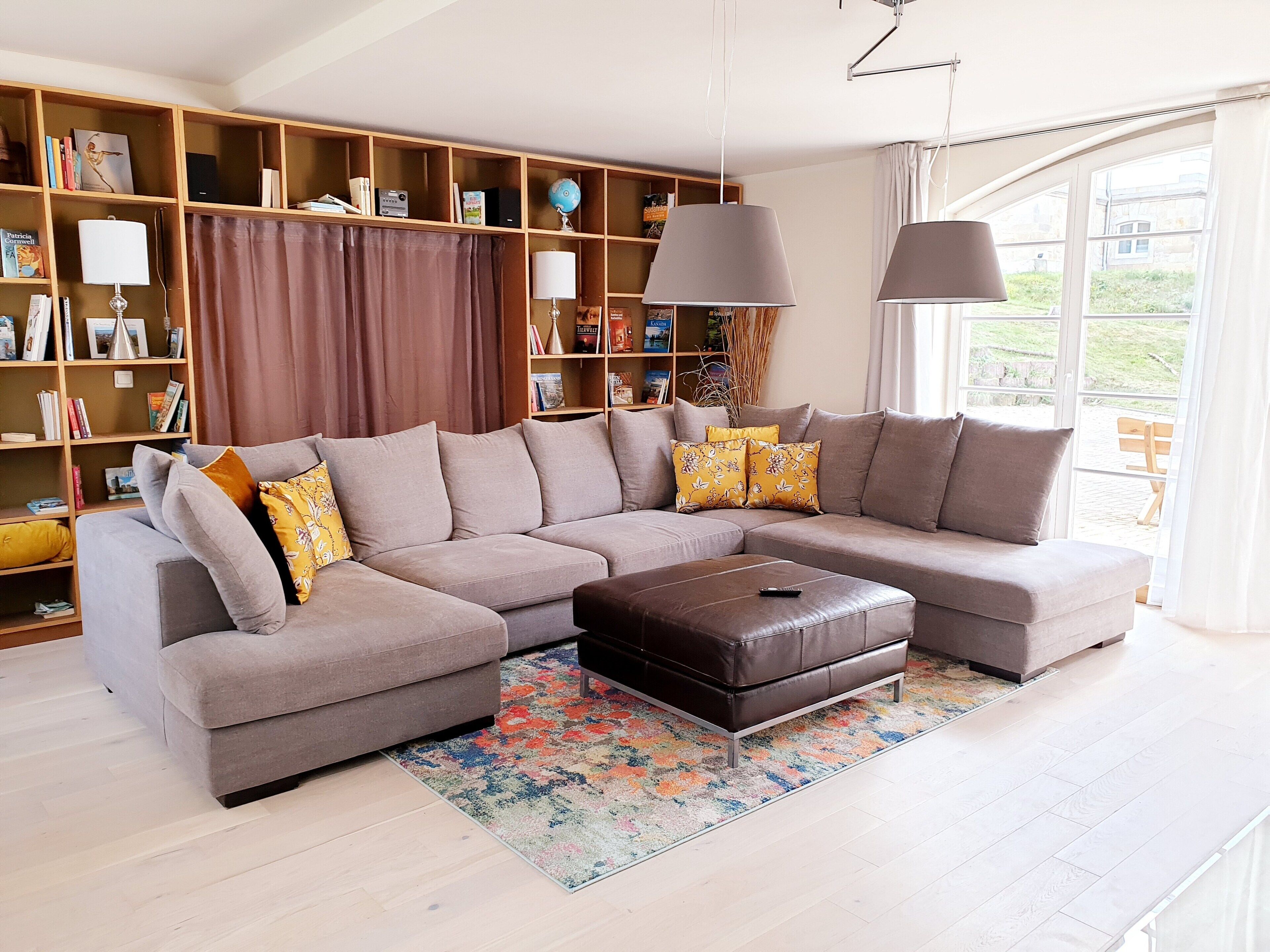 Fernseher, Kamin, Tischtennisplatte, Bücher