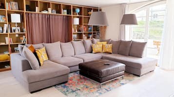 Fernseher, Kamin, Tischtennisplatte, Bücher