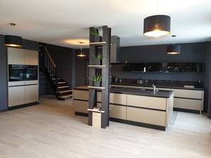 Geladeira, micro-ondas, fogão, cooktop