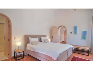 3 bedrooms, in-room safe, iron/ironing board, free WiFi