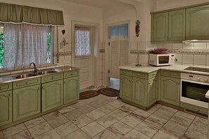 Réfrigérateur, four, plaque de cuisson, lave-vaisselle
