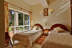 4 Schlafzimmer, Bügeleisen/Bügelbrett, kostenloses WLAN, Bettwäsche
