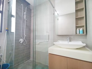 Apartamento ejecutivo, 2 habitaciones | Baño | Ducha, secador de pelo, zapatillas y bidé