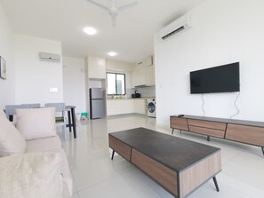 Deluxe-Apartment, 3 Schlafzimmer | Wohnzimmer | 40-Zoll-LED-Fernseher mit Digitalempfang, Fernseher