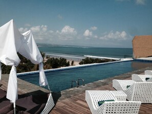 Una piscina al aire libre, una piscina climatizada