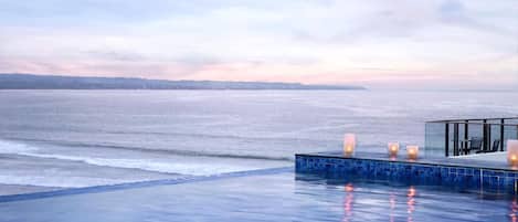 Utendørsbasseng og et oppvarmet basseng