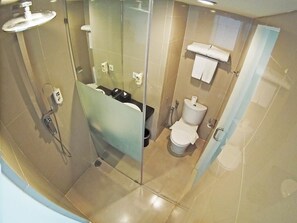 Ein Badezimmer mit Duschkabine, Toilette und Waschbecken.