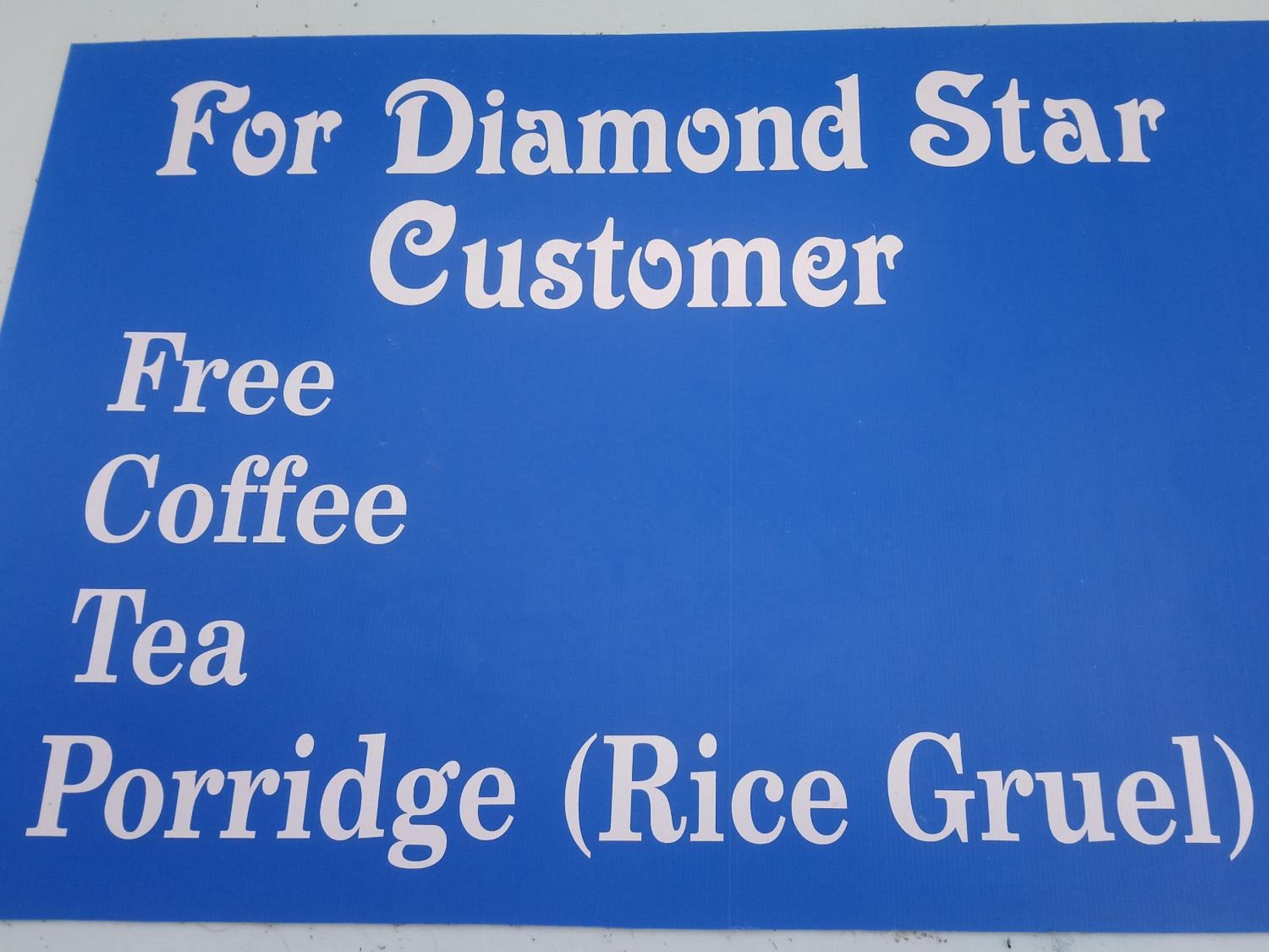 Une affiche annonçant que du café, du thé et des céréales sont offerts gratuitement aux clients de Diamond Star.