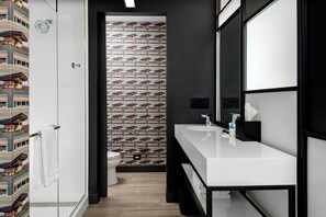 Bathtub, hair dryer, towels - Aloft Atlanta at The Battery Atlanta (Atlanta)