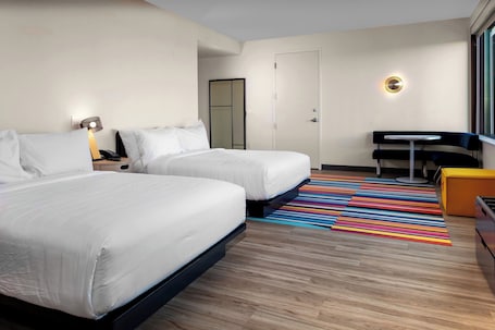 Escritorio y espacio para trabajar con laptop . Aloft by Marriott Atlanta at The Battery Atlanta