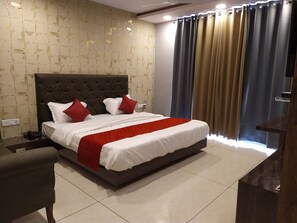 Royal Room, Balcony | Premium bedding, in-room safe, iron/ironing board, free WiFi