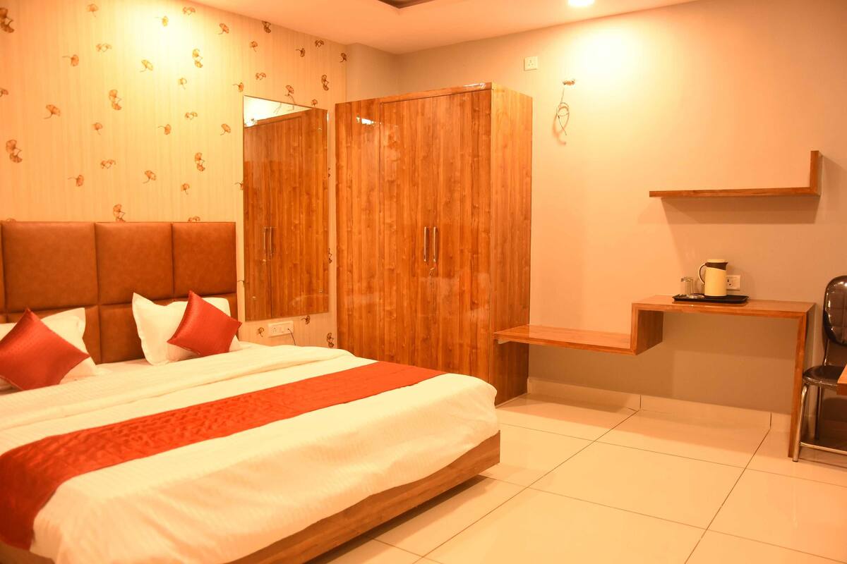 Premium bedding, in-room safe, iron/ironing board, free WiFi
