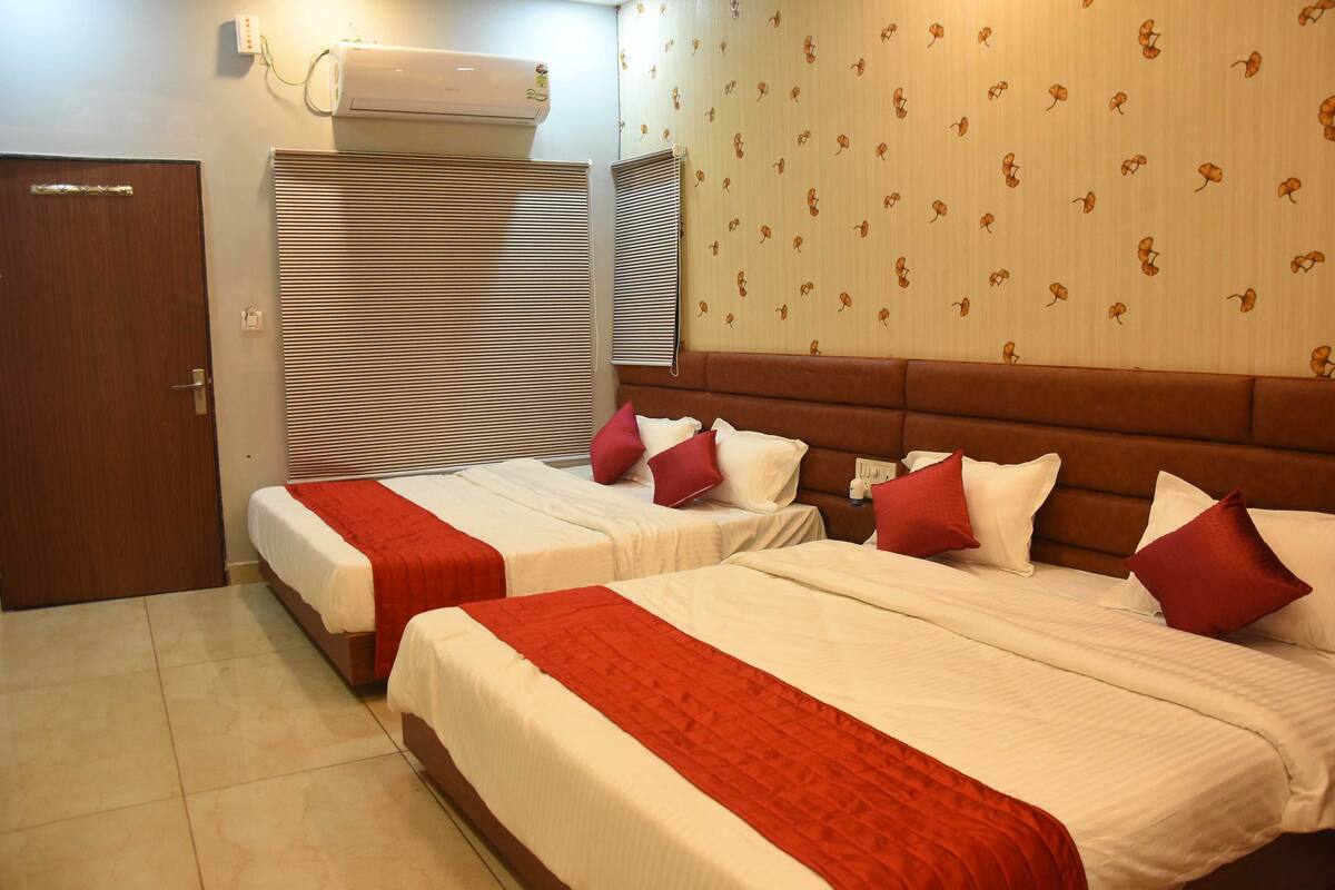 Premium bedding, in-room safe, iron/ironing board, free WiFi