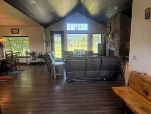 Smart TV, fireplace, Netflix, DVD player - Country setting close to Glacier National Park (Columbia Falls)