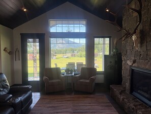 Smart TV, fireplace, Netflix, DVD player - Country setting close to Glacier National Park (Columbia Falls)