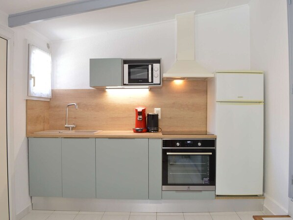 Fridge, oven, stovetop, dishwasher