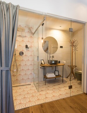 Soba Kamen 203 | Bathroom | Free toiletries, hair dryer, towels, soap - Špacapanova hiša (Komen)