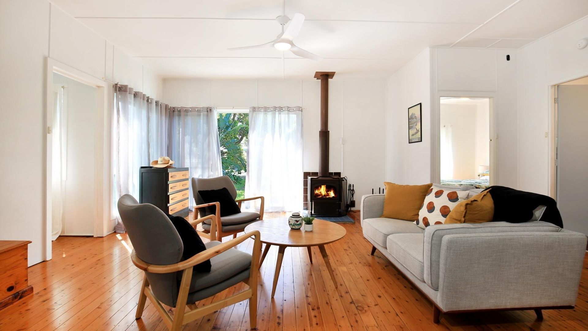 Fernseher, Kamin, DVD-Player, Bücher