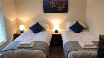 3 bedrooms, iron/ironing board, internet, bed sheets