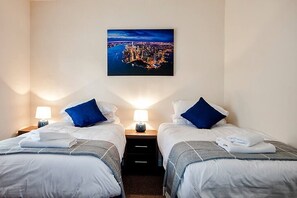 3 slaapkamers, een strijkplank/strijkijzer, internet, beddengoed