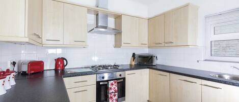 冷蔵庫、電子レンジ、オーブン、コンロ