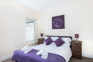 3 bedrooms, iron/ironing board, Internet, bed sheets - Castle Retreat - 3 Bed House (Loughor)