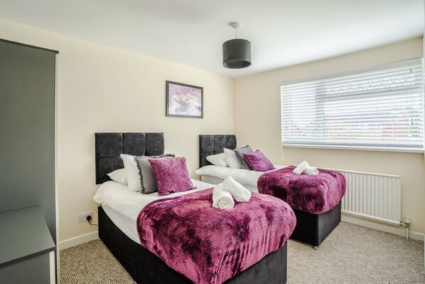4 bedrooms, iron/ironing board, WiFi, bed sheets