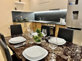 Deluxe Apartment | Private kitchen | Full-size fridge, microwave, oven, stovetop