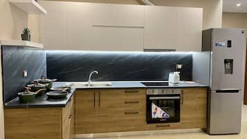 Deluxe-Apartment | Eigene Küche | Großer Kühlschrank, Mikrowelle, Ofen, Herdplatte