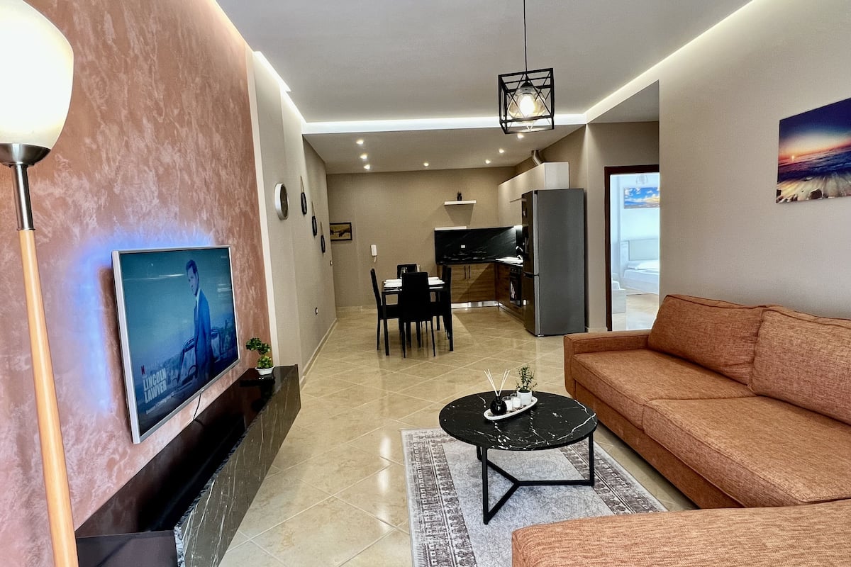 Appartamento Deluxe | Area soggiorno | TV LED 55 pollici con canali satellitari, TV, Netflix